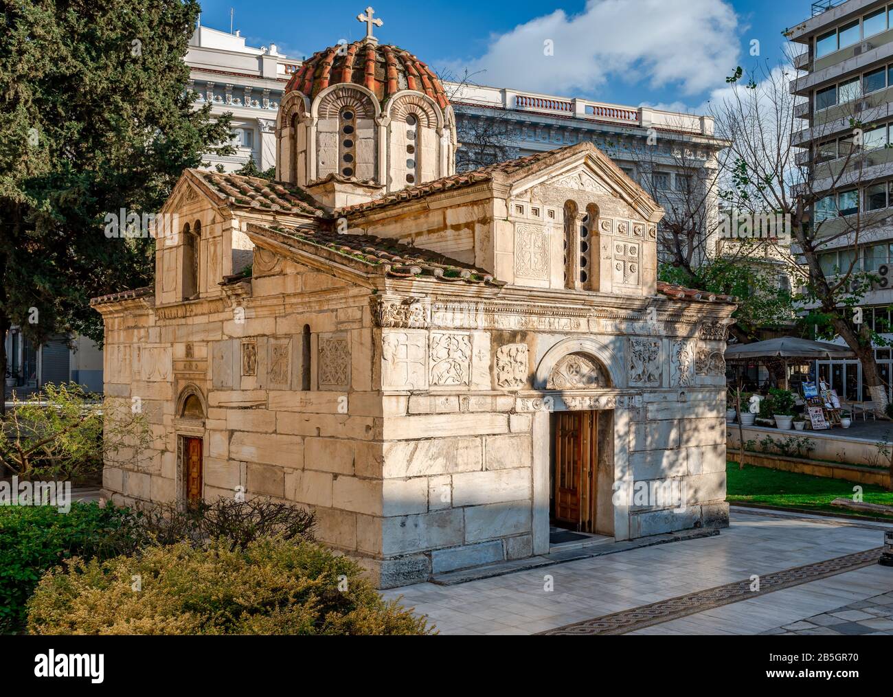 La piccola metropoli (ex Chiesa di Sant'Eleutherios), una chiesa bizantina in piazza Mitropoleos, accanto alla Cattedrale Metropolitana. Foto Stock