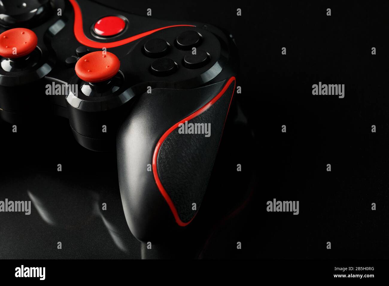 Black Game Controller Gamepad Su Sfondo Nero Chiudi Su Dispositivo Per Controllare E Controllare Il Gioco Videogiochi Su Pc Console Smartphone Foto Stock Alamy