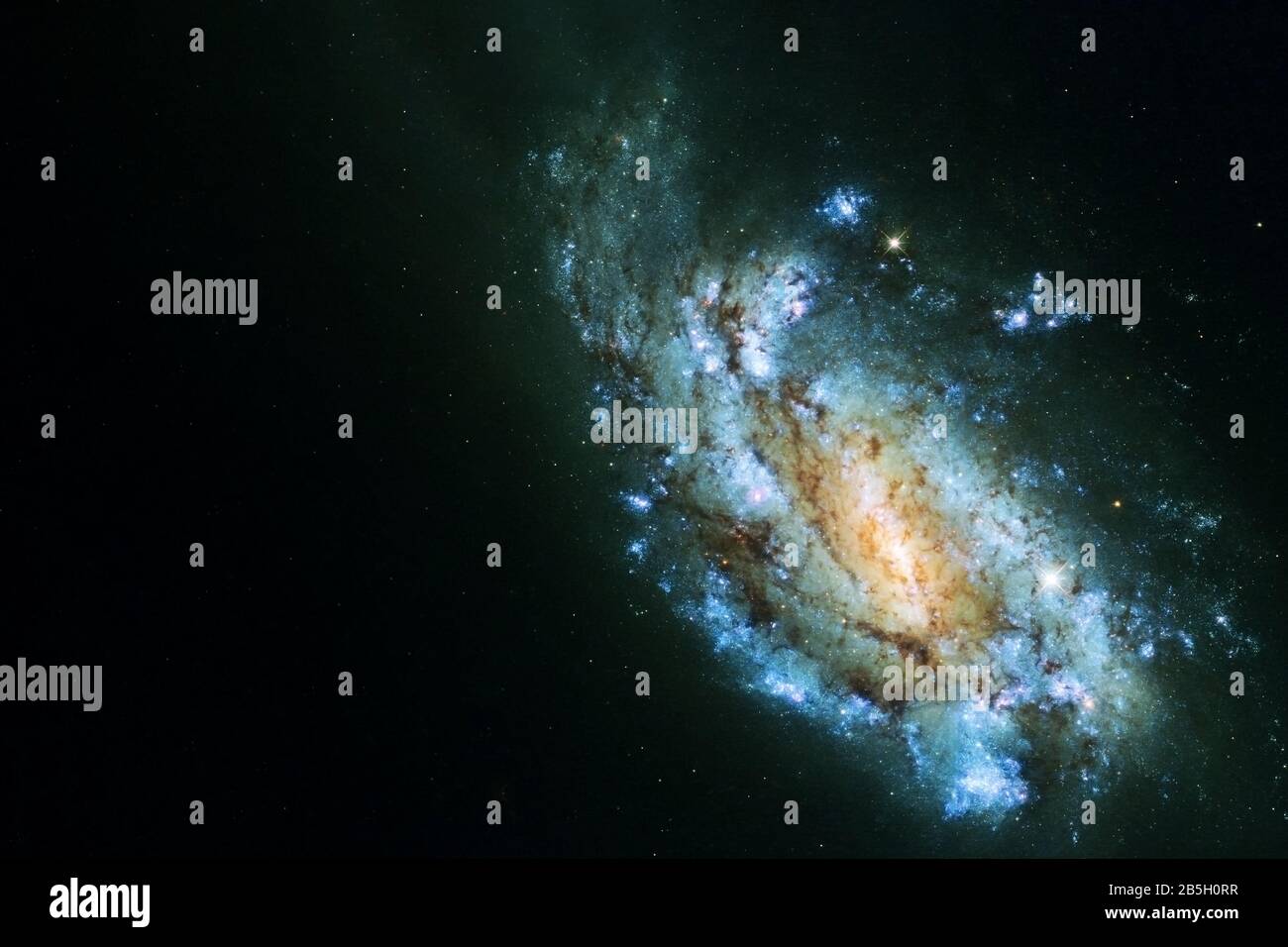 Una bella spirale galattica in uno spazio buio. Elementi di questa immagine sono stati forniti dalla NASA. Foto Stock