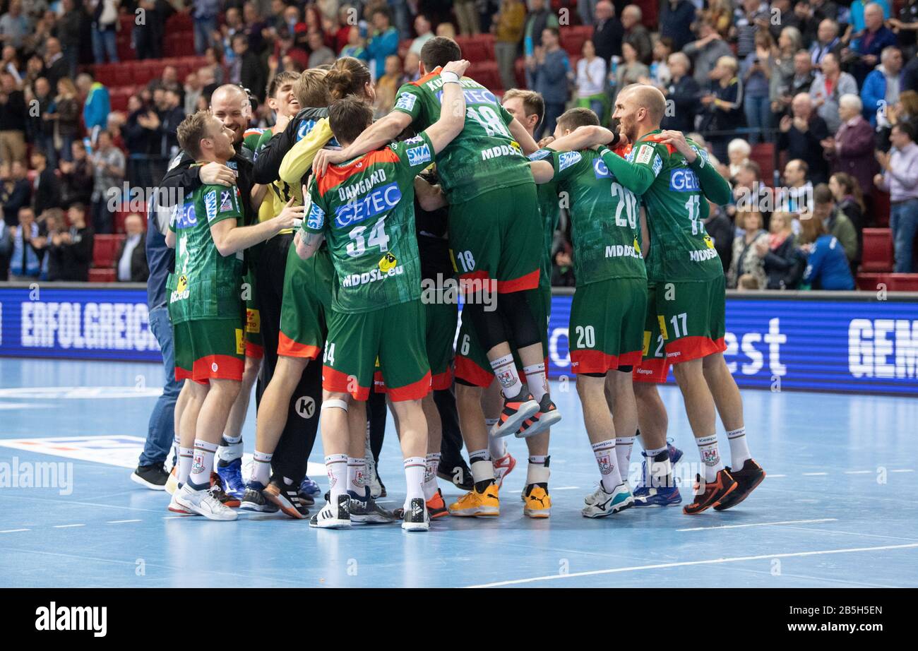 08 marzo 2020, Baden-Wuerttemberg, Stoccarda: Pallamano: Bundesliga, TVB Stuttgart - SC Magdeburg, 27th matchday. La squadra di Magdeburg celebra dopo la vittoria. Foto: Marijan Murat/Dpa Foto Stock