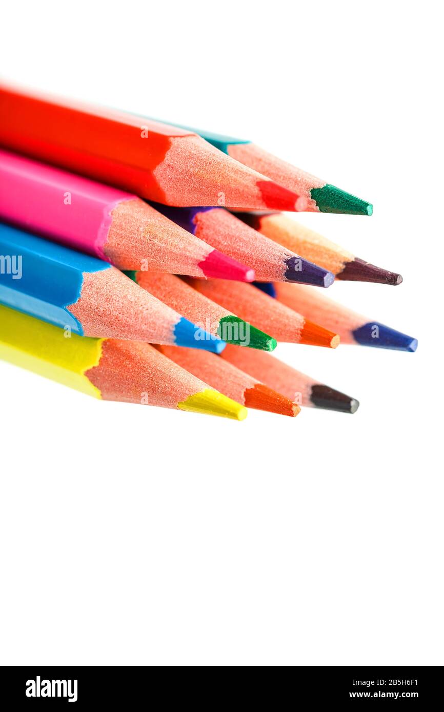 Le matite colorate si chiudono su sfondo bianco, spazio libero per il testo. Isolato, macro Foto Stock