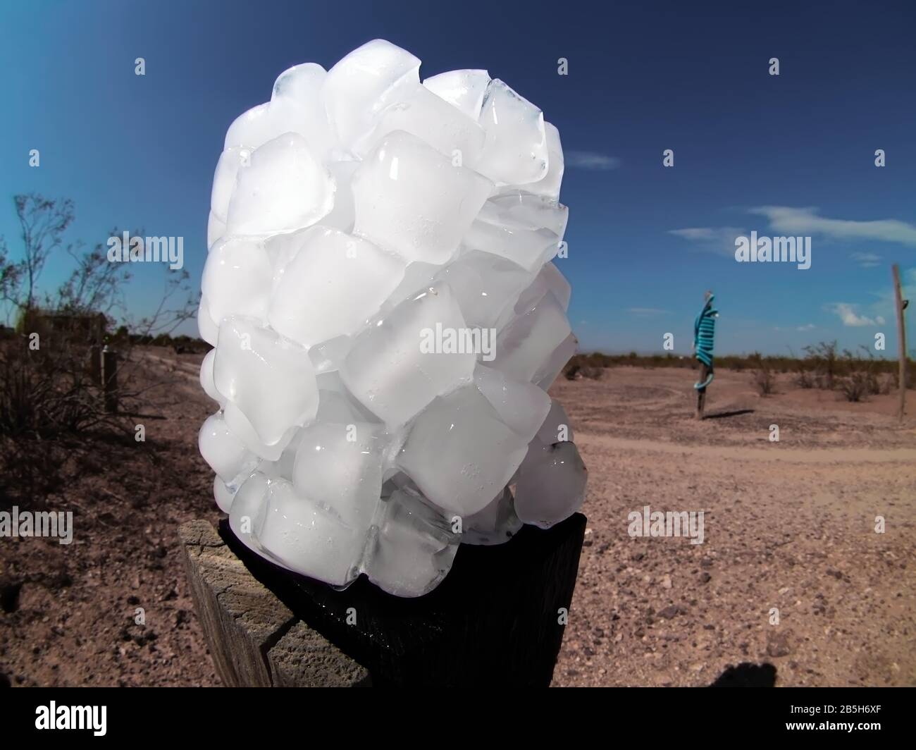 Un agglomerato di cubetti di ghiaccio seduti nel caldo sole dell'Arizona per vedere quanto tempo ci vuole per fondere. Foto Stock