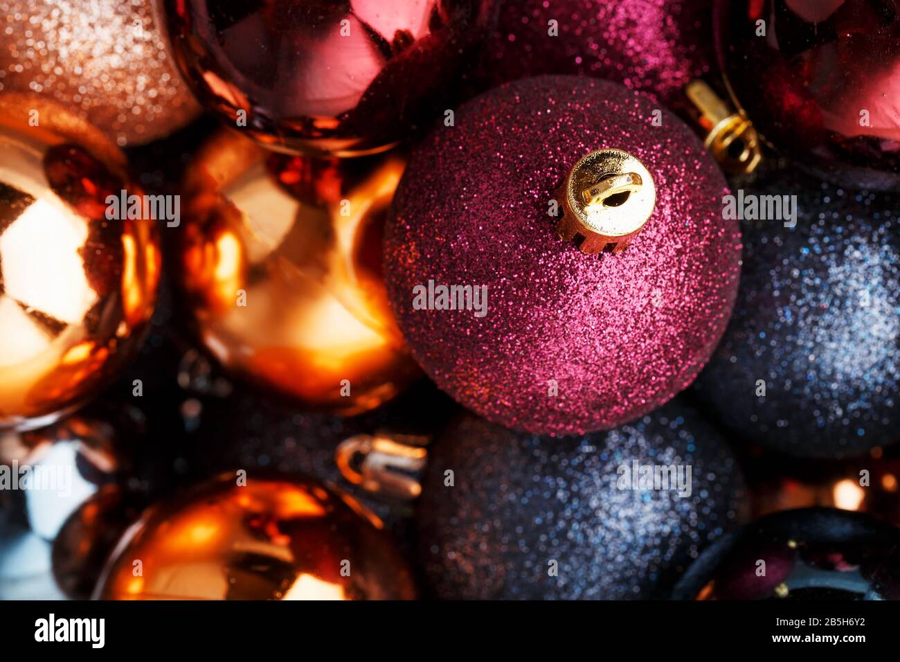 Palline di Natale colorate si chiudono come sfondo. Concerto a schermo intero, Capodanno e Natale Foto Stock