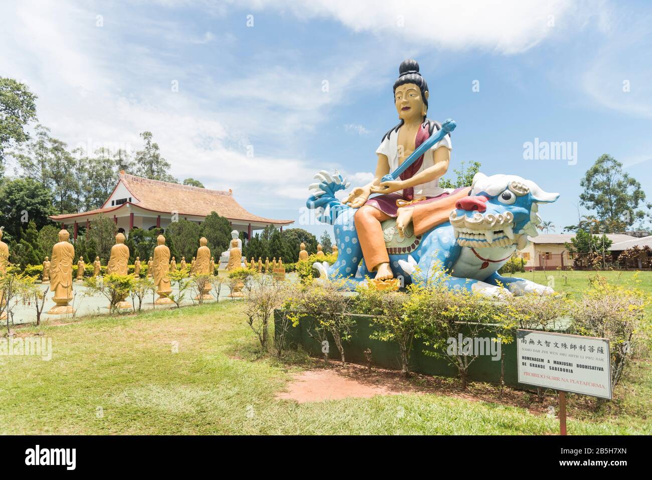 Foz do Iguacu, Parana / Brasile; 17 dicembre 2017: Tempio buddista Chen Tien, statua colorata di Bodhisattva Manjushri, seduta su un leone blu. Foto Stock