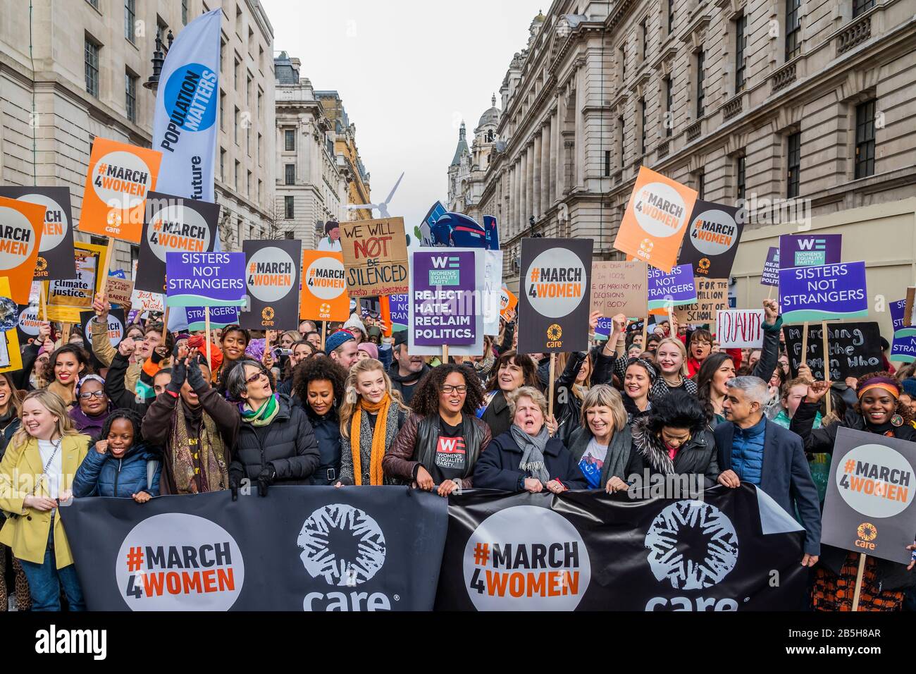 Tra I Principali Sostenitori Figurano Bianca Jagger, Sandi Toksvig, Raye, Emeli Sande, Natalie Dormer, Ricky Wilson, George Mackay, Emma Barnet, Sadiq Khan E Helen Pankhurst - N. March4women 2020, una marcia e un rally a Londra per celebrare la Giornata internazionale della donna e il potere e la passione delle donne e delle ragazze che sono in prima linea nel rispondere ai cambiamenti climatici. Organizzato da Care International la marcia è iniziata a Whitehall e si è conclusa in un rally in Piazza del Parlamento. Care International opera in tutto il mondo per salvare vite umane, sconfiggere la povertà e raggiungere la giustizia sociale e March4Women è un movimento globale f Foto Stock