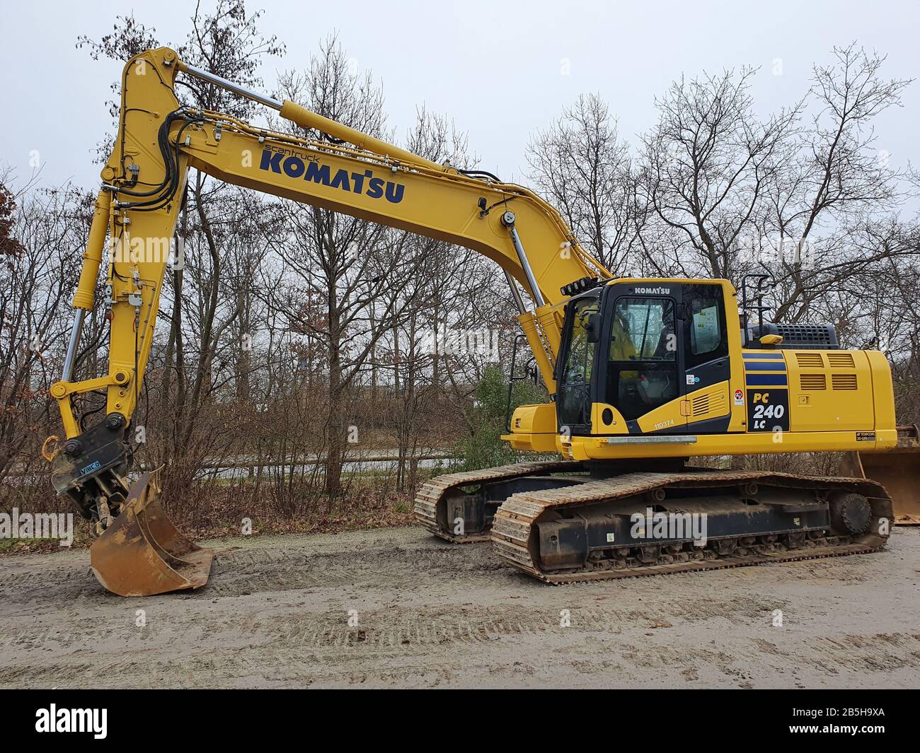 Aarhus, Danimarca - 08 feb 2020: Un escavatore Komatsu giallo è pronto a scavare Foto Stock