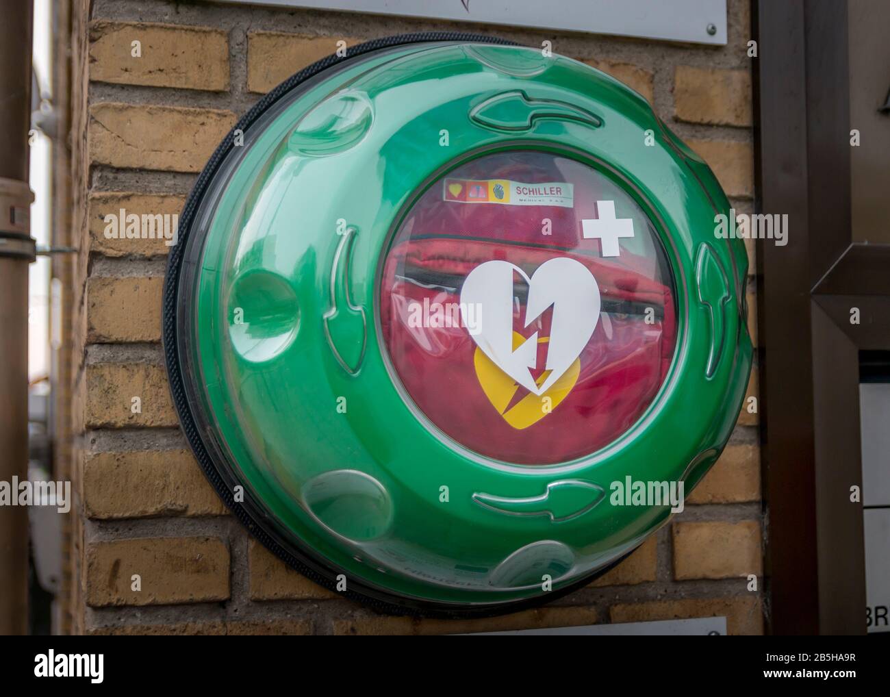 Randers, Danimarca - 09 febbraio 2020: Defibrillatore semiautomatico esterno AED Philips per strada nella città di Randers, Danimarca. Kit di salvataggio RCP AED. Foto Stock
