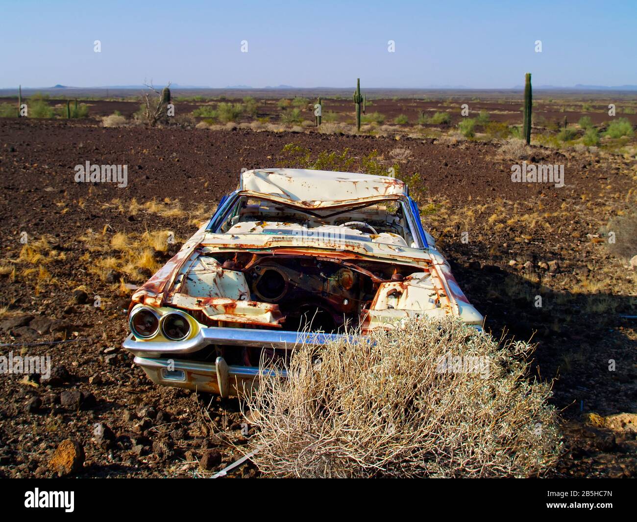 Una vecchia auto degli anni '70 abbandonata in un'area remota dell'Arizona. Foto Stock