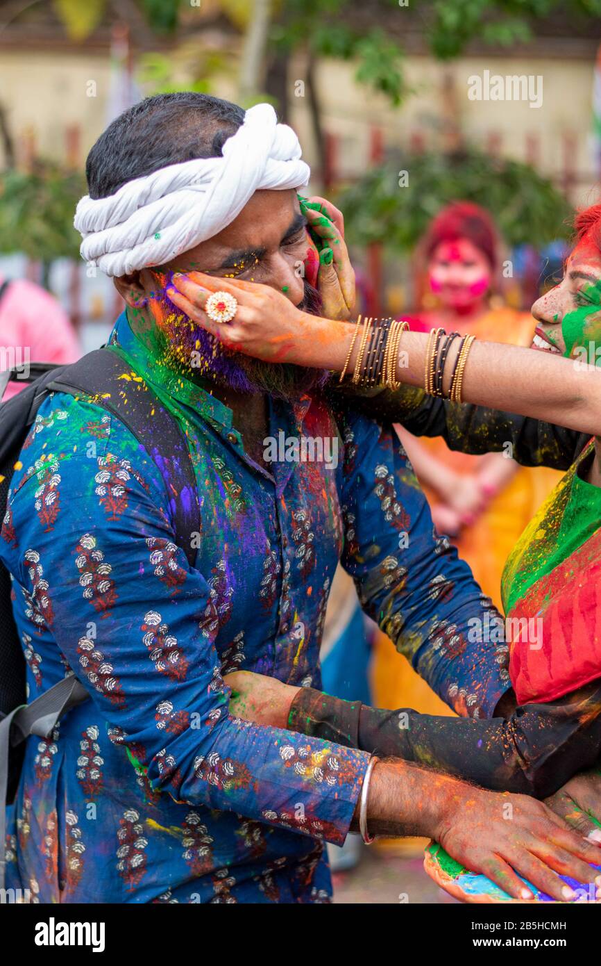 Gli studenti celebrano Holi o Basanta Utsav presso il campus della Rabindra Bharati University a Calcutta, India, il 5th marzo 2020 Foto Stock