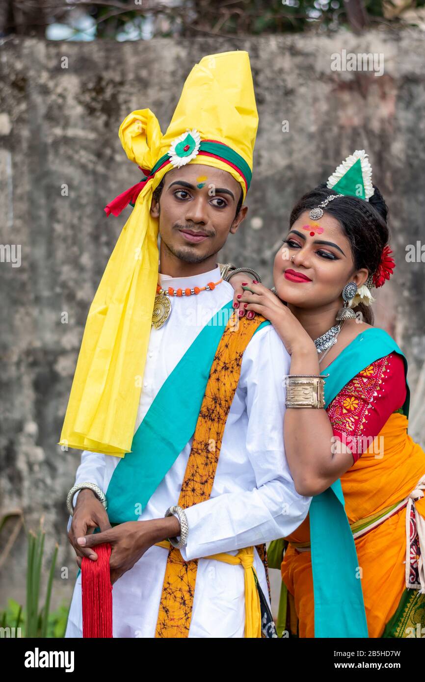 Gli studenti celebrano Holi o Basanta Utsav presso il campus della Rabindra Bharati University a Calcutta, India, il 5th marzo 2020 Foto Stock