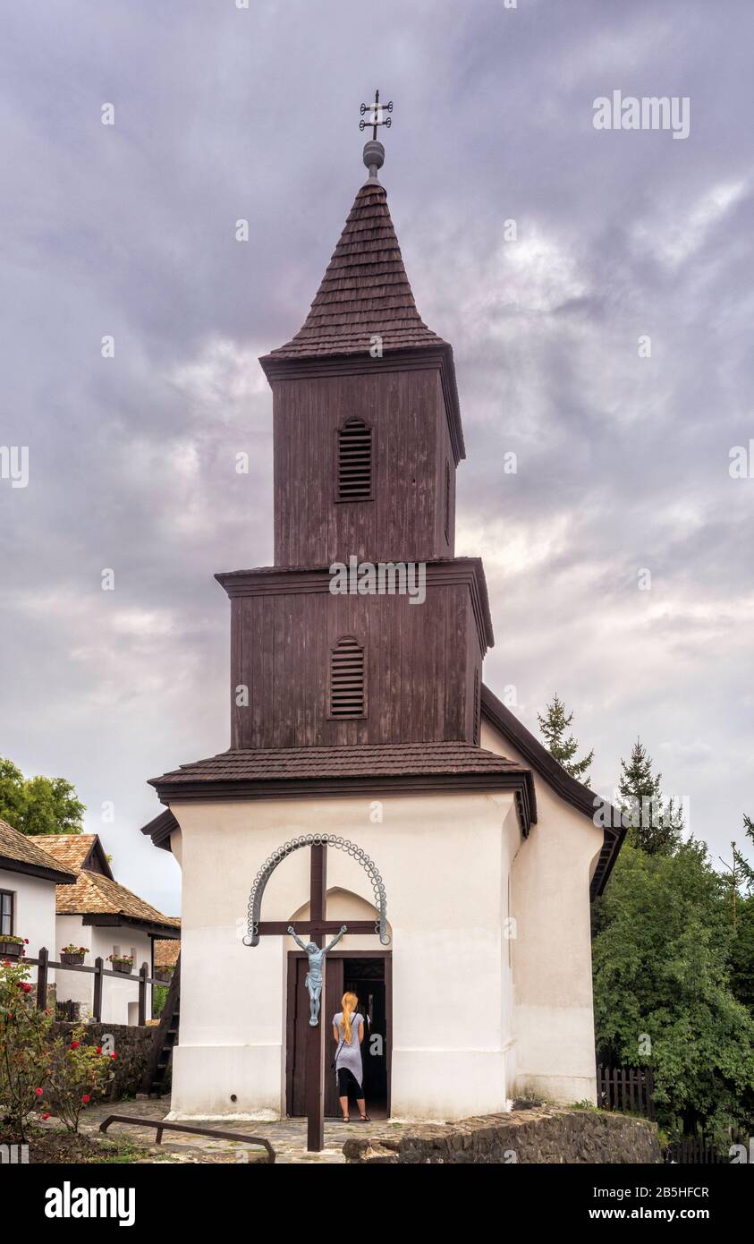 Chiesa di Holloko, villaggio etnografico di Paloc, sito patrimonio mondiale dell'UNESCO, colline di Cserhat, regione degli Uplands del Nord, Ungheria Foto Stock