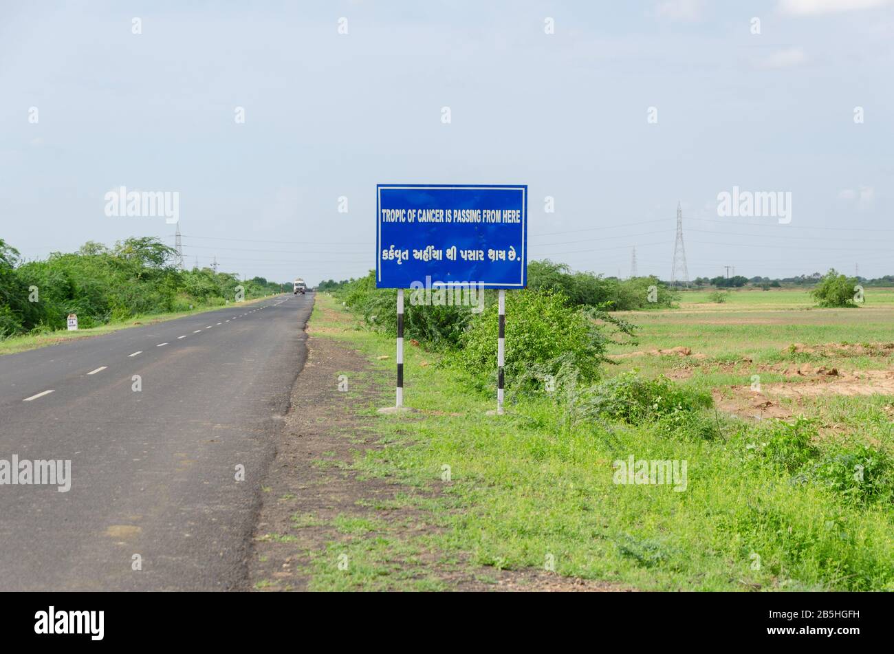 Segno che segna il Tropico del cancro a poche miglia da Rann di Kutch, Gujarat, India Foto Stock