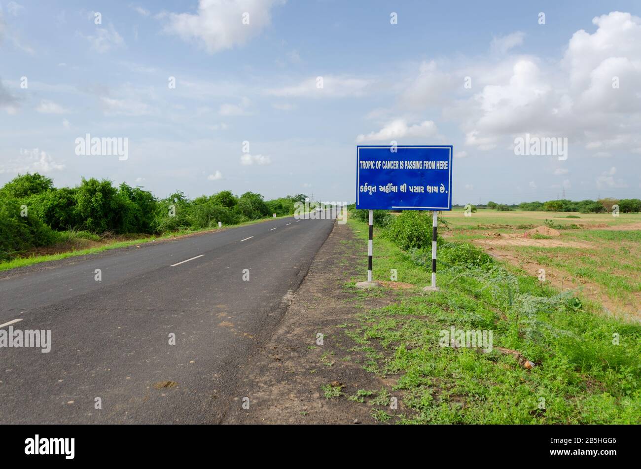 Segno che segna il Tropico del cancro a poche miglia da Rann di Kutch, Gujarat, India Foto Stock