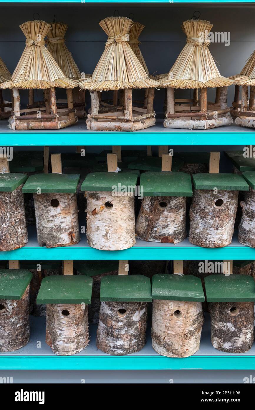 Case di legno per uccelli in vendita in primavera sul mercato Foto Stock