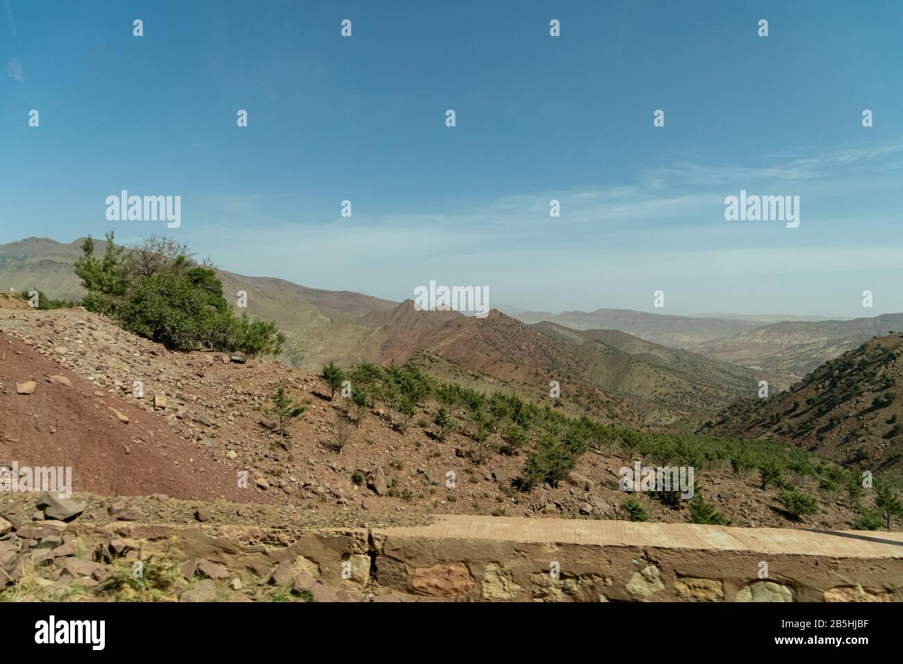 Paesaggio arido dell'alto atlante in Marocco Foto Stock