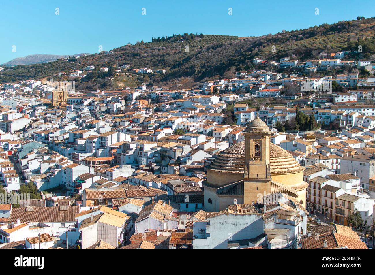 Bel villaggio di Montefrio, Granada (Andalusia), Spagna. Vista sulla città, sulla chiesa (Iglesia de la Encarnación) e sulle montagne. Foto Stock