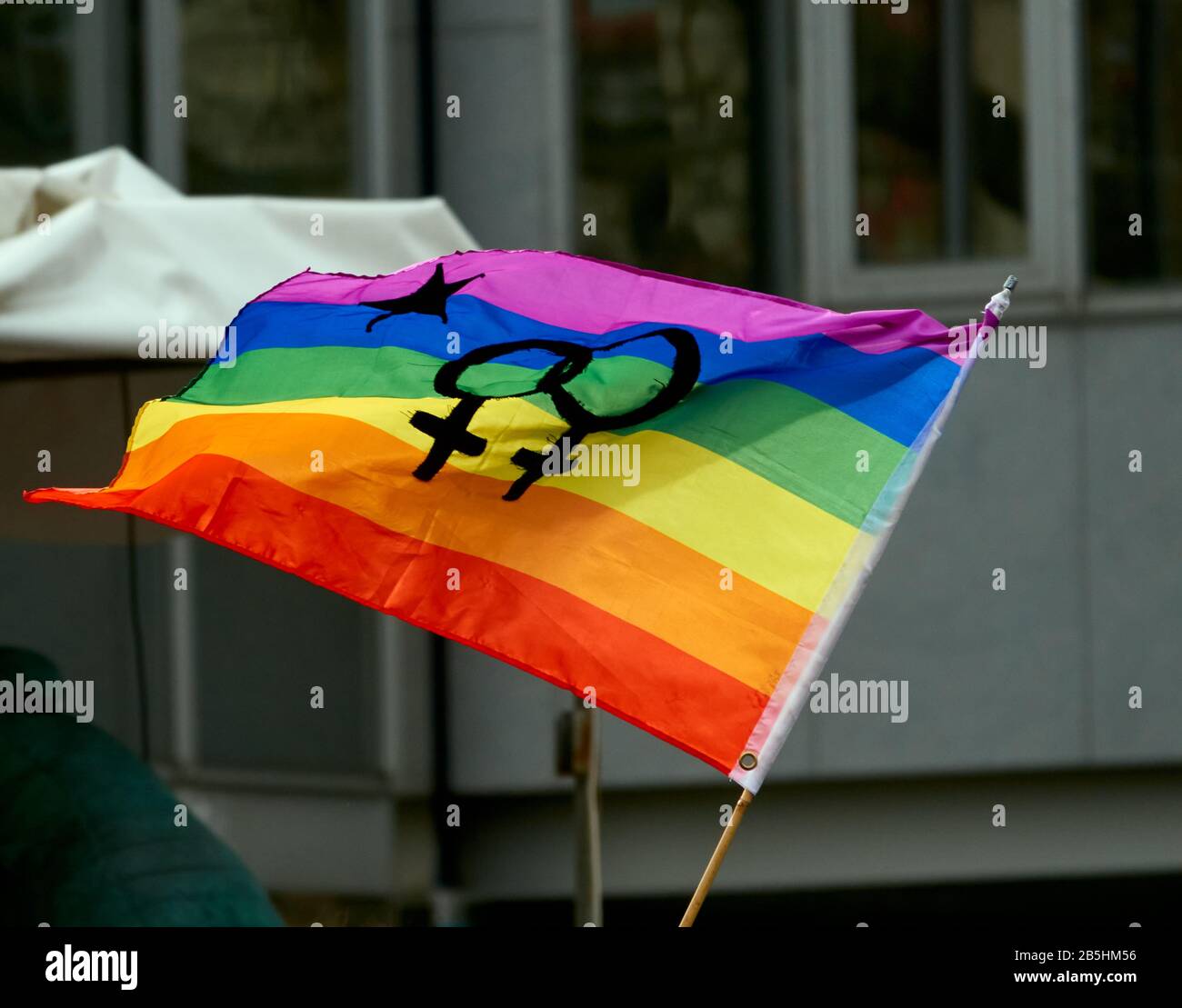 Braunschweig, Germania, 8 marzo 2020: Womans Day 2020, bandiera arcobaleno nel vento con il doppio segno di femminilità Foto Stock