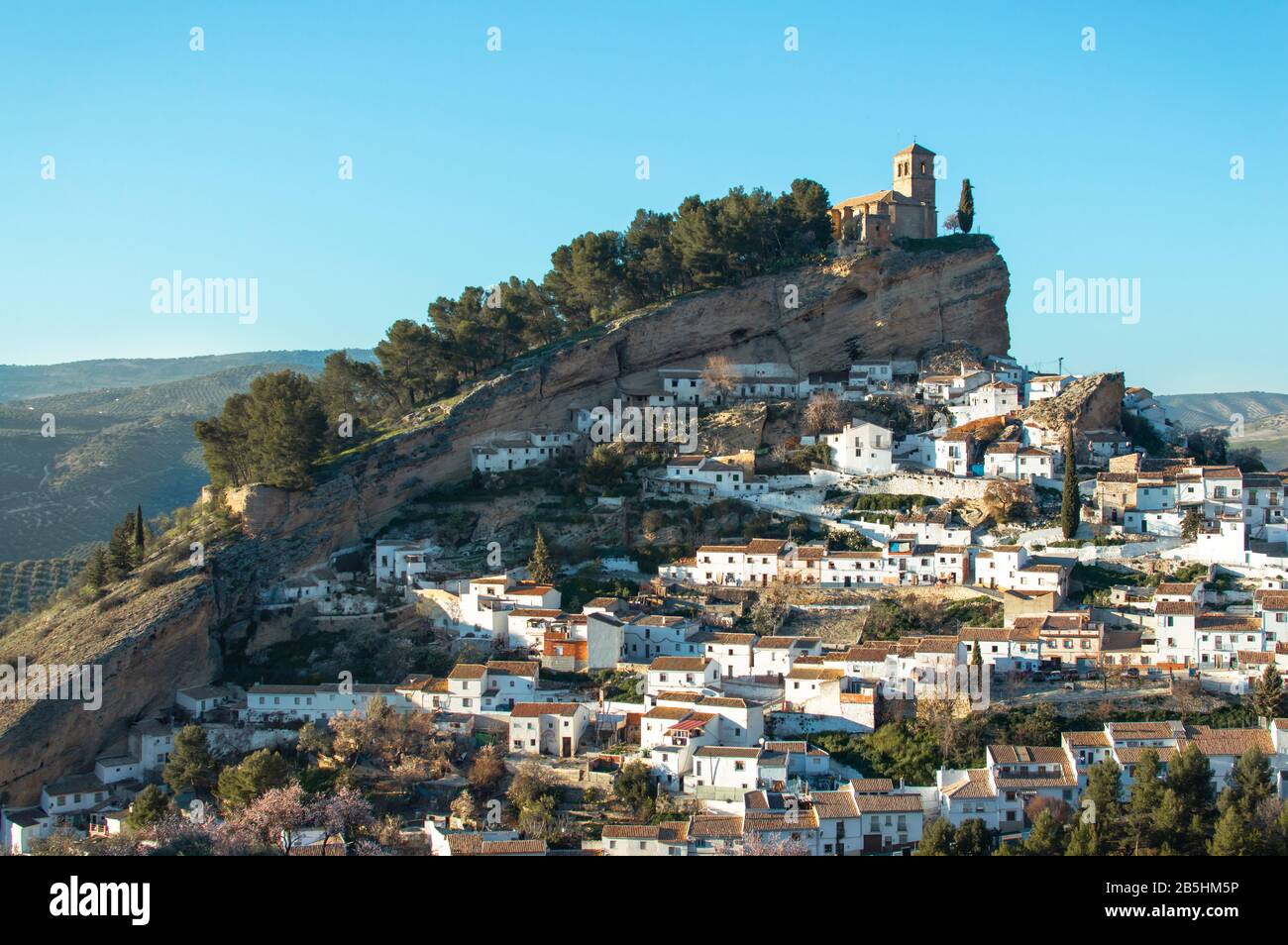 Castello del bellissimo villaggio di Montefrio, Granada (Andalusia), Spagna. Vista sulla città e sul castello in cima alla montagna. Foto Stock