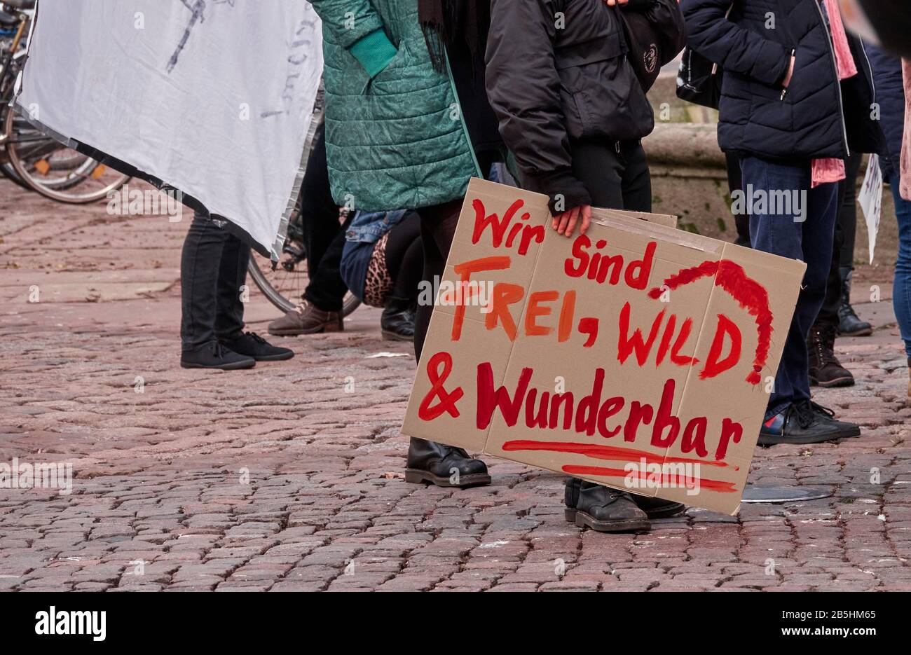 Braunschweig, Germania, 8 marzo 2020: Giornata delle donne 2020, Poster con iscrizione tedesca: Siamo liberi, selvaggi e meravigliosi Foto Stock