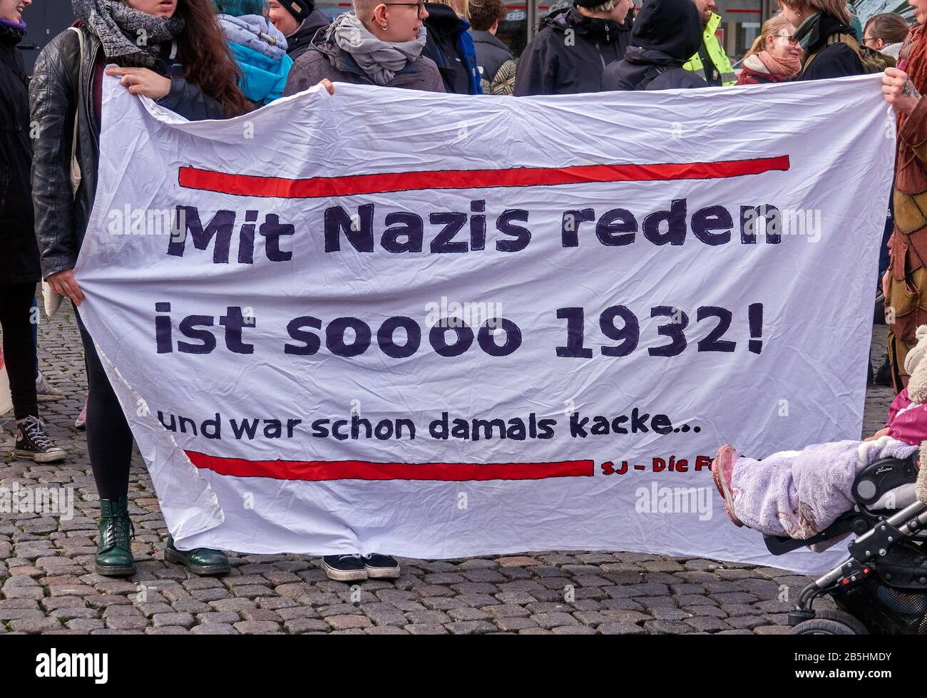 Braunschweig, Germania, 8 marzo 2020: Womans Day 2020, Banners contro i partiti politici di destra e contro i socialisti nazionali Foto Stock