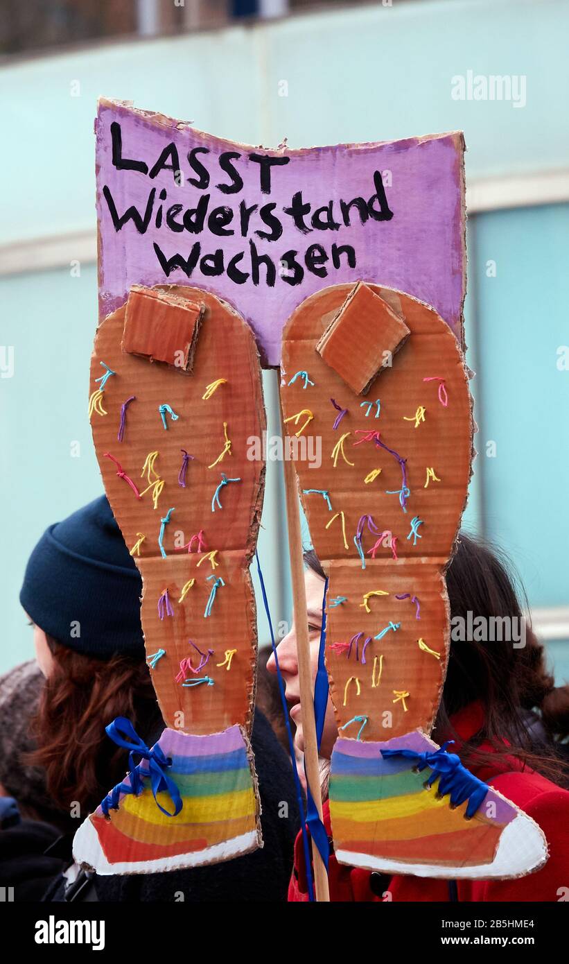 Braunschweig, Germania, 8 marzo 2020: Giornata delle donne 2020, Poster con l'iscrizione tedesca: Lasciate crescere la resistenza e gambe pelose con scarpe colorate Foto Stock