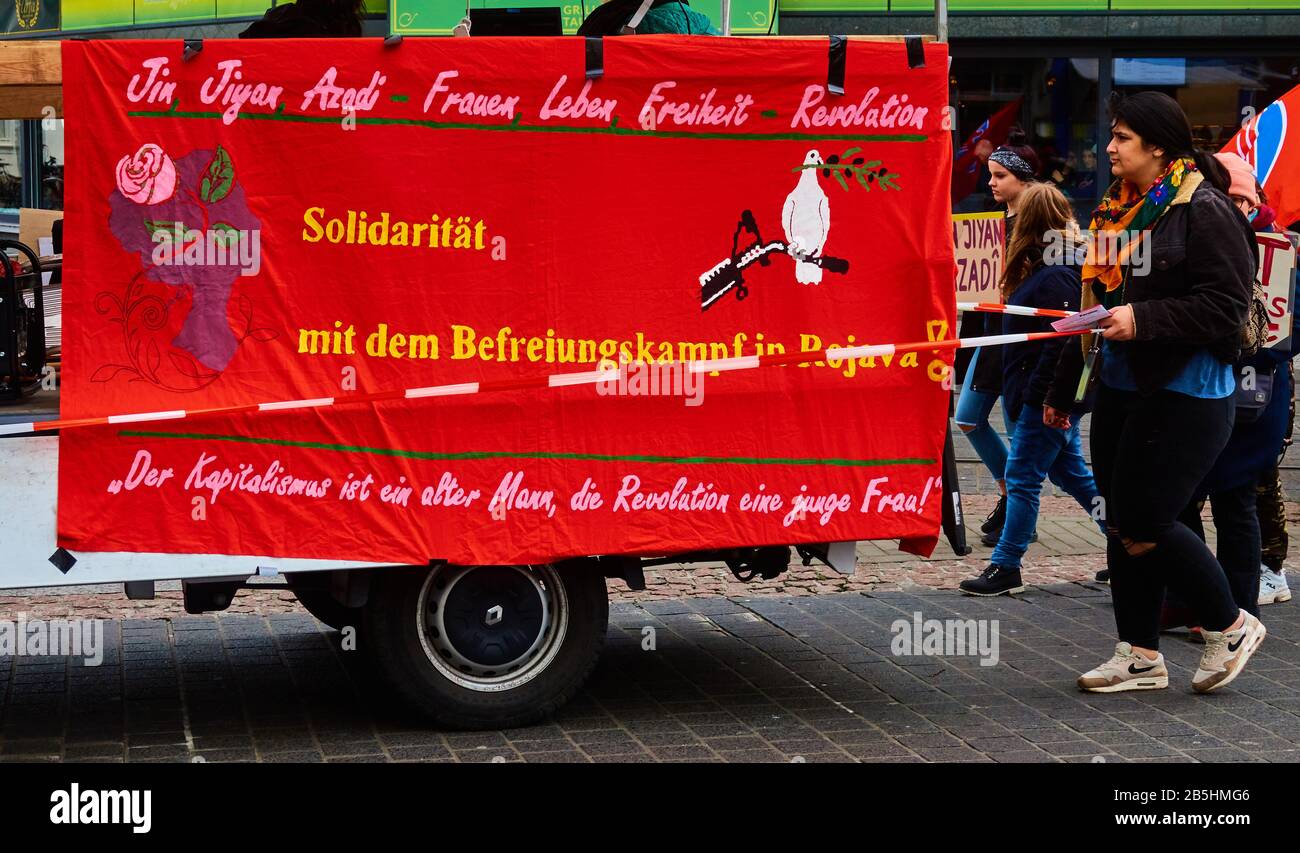 Braunschweig, Germania, 8 marzo 2020: Giornata delle donne 2020, Banner alla marcia dell'Alleanza femminista nella Giornata internazionale della donna Foto Stock
