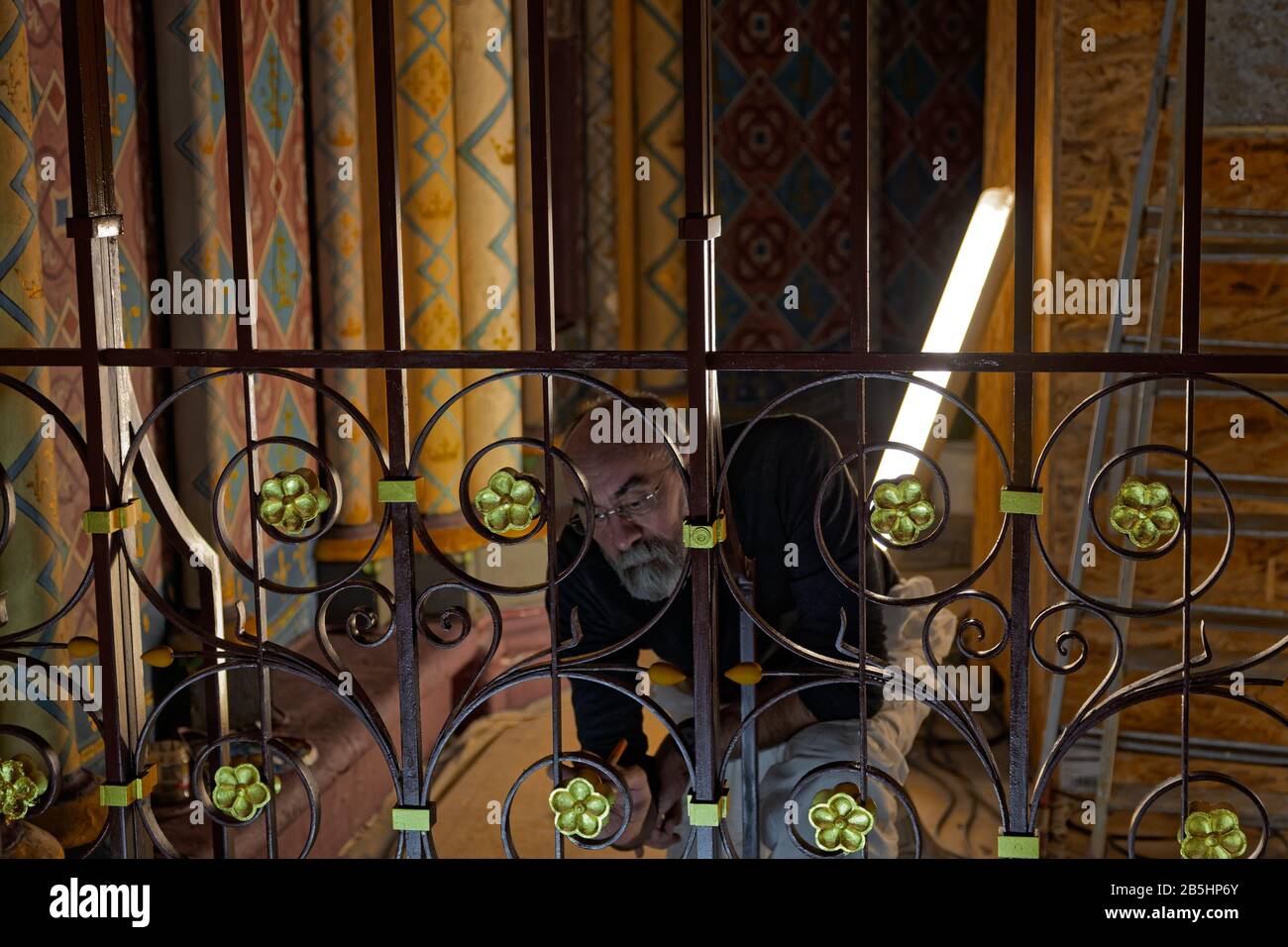 Cattedrale della Santa Croce di Orléans - Basilique Cathédrale Sainte-Croix d'Orléans. Ristrutturazione della rosa decorativa su lavori interni in ferro Foto Stock