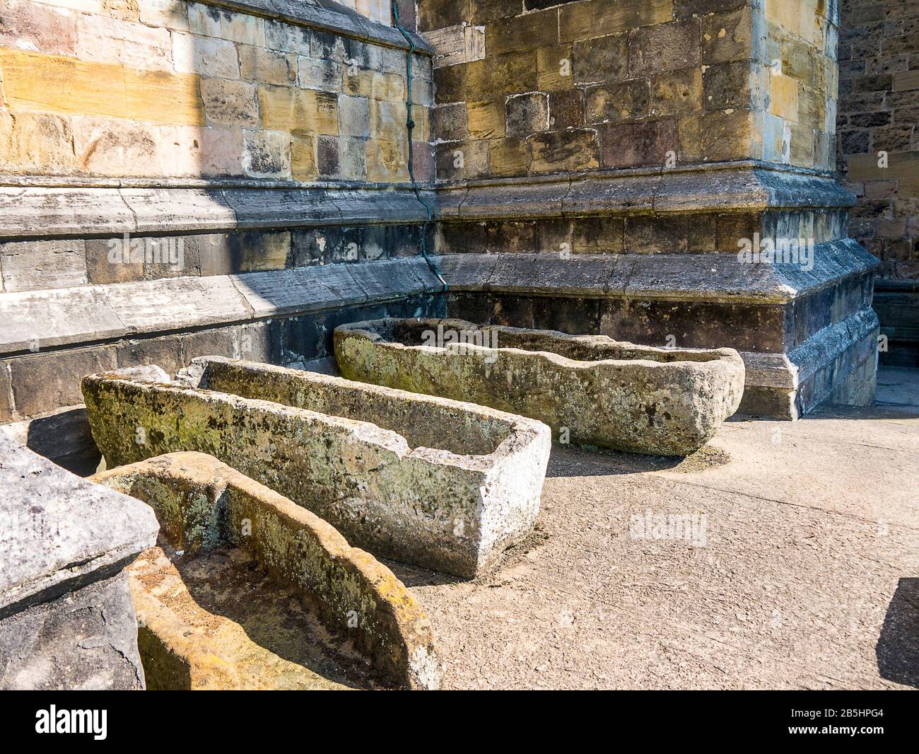 Vista esterna della Cattedrale di Ripon nel North Yorkshire England, Stone Graves nel Cathedral Grounds Foto Stock