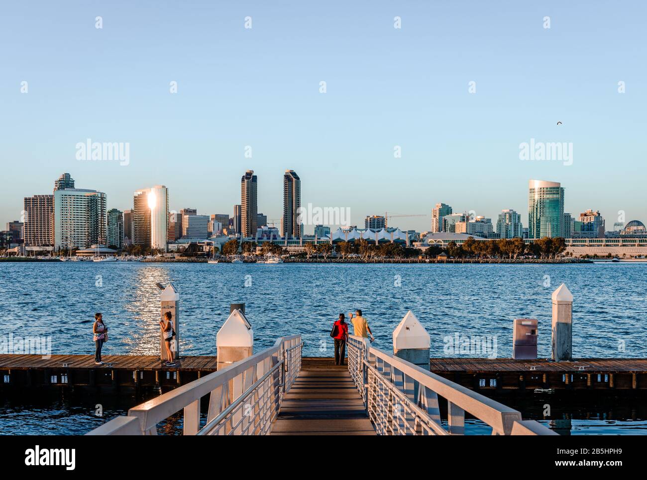 Coronado, CA / USA - 24 luglio 2015: Una vista di San Diego da Coronado, nel pomeriggio. Foto Stock