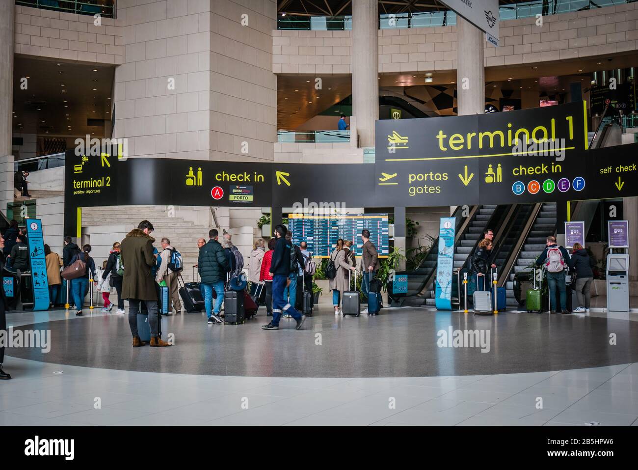Lisbona Portogallo Humberto Delgado Aeroporto LIS Portela Airport terminal concourse Foto Stock