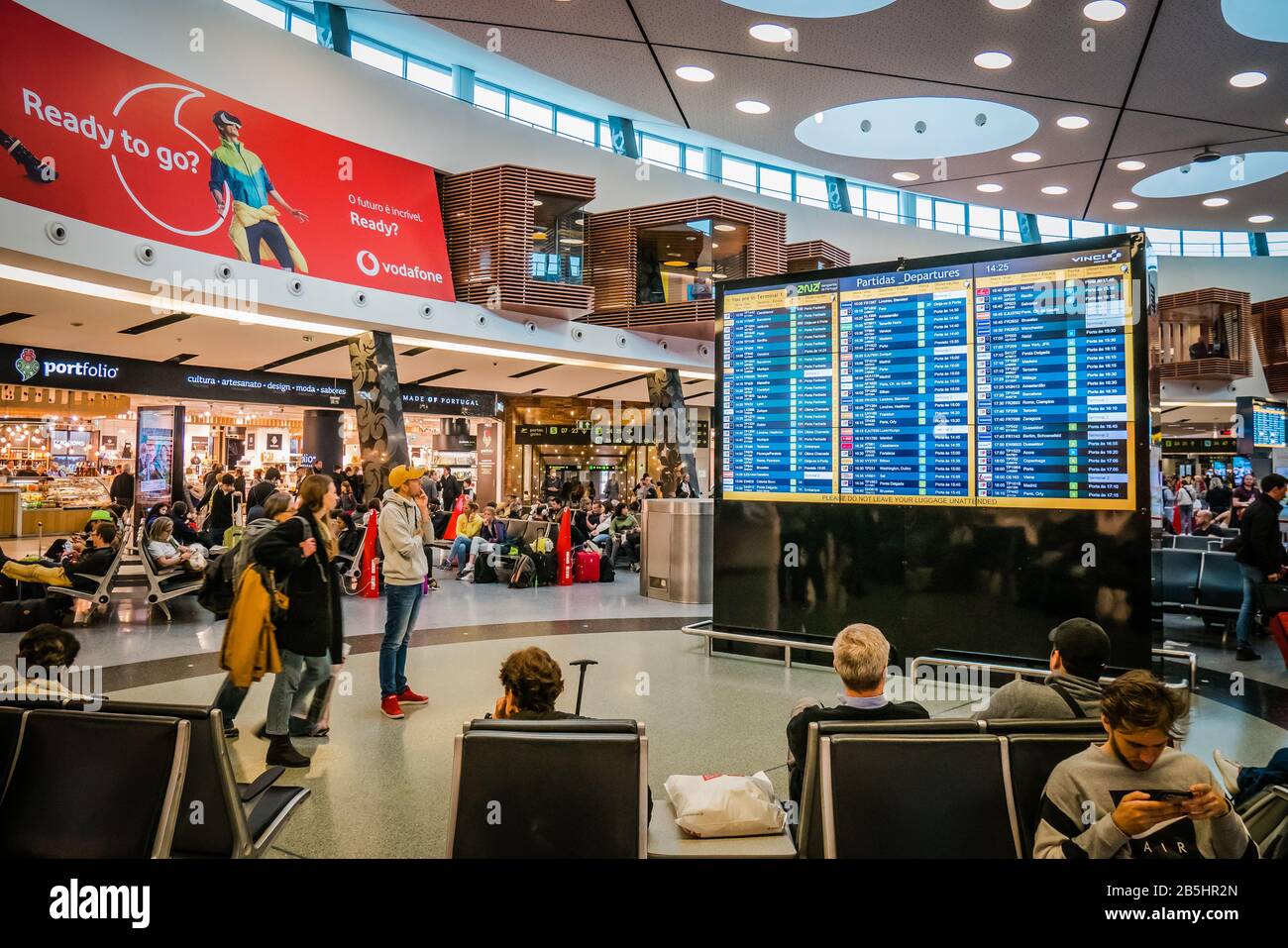 Lisbona Portogallo Humberto Delgado Aeroporto LIS Portela Airport terminal concourse Foto Stock