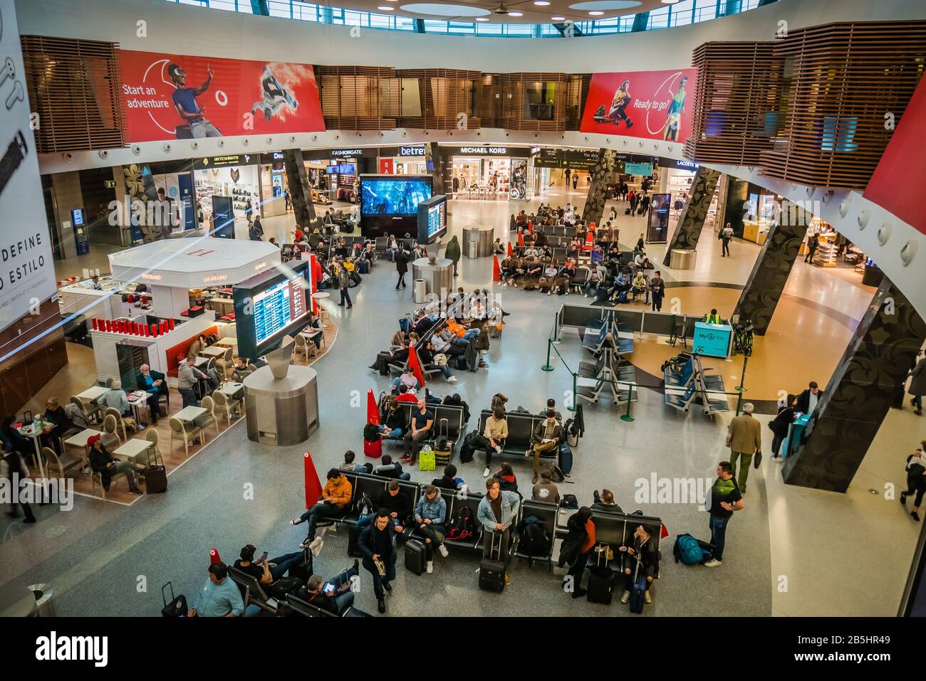 Lisbona Portogallo Humberto Delgado Aeroporto LIS Portela Airport terminal concourse Foto Stock
