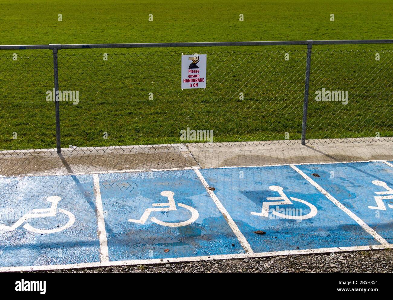 Inserire l'indicazione del freno a mano nell'area di parcheggio per disabili. Foto Stock
