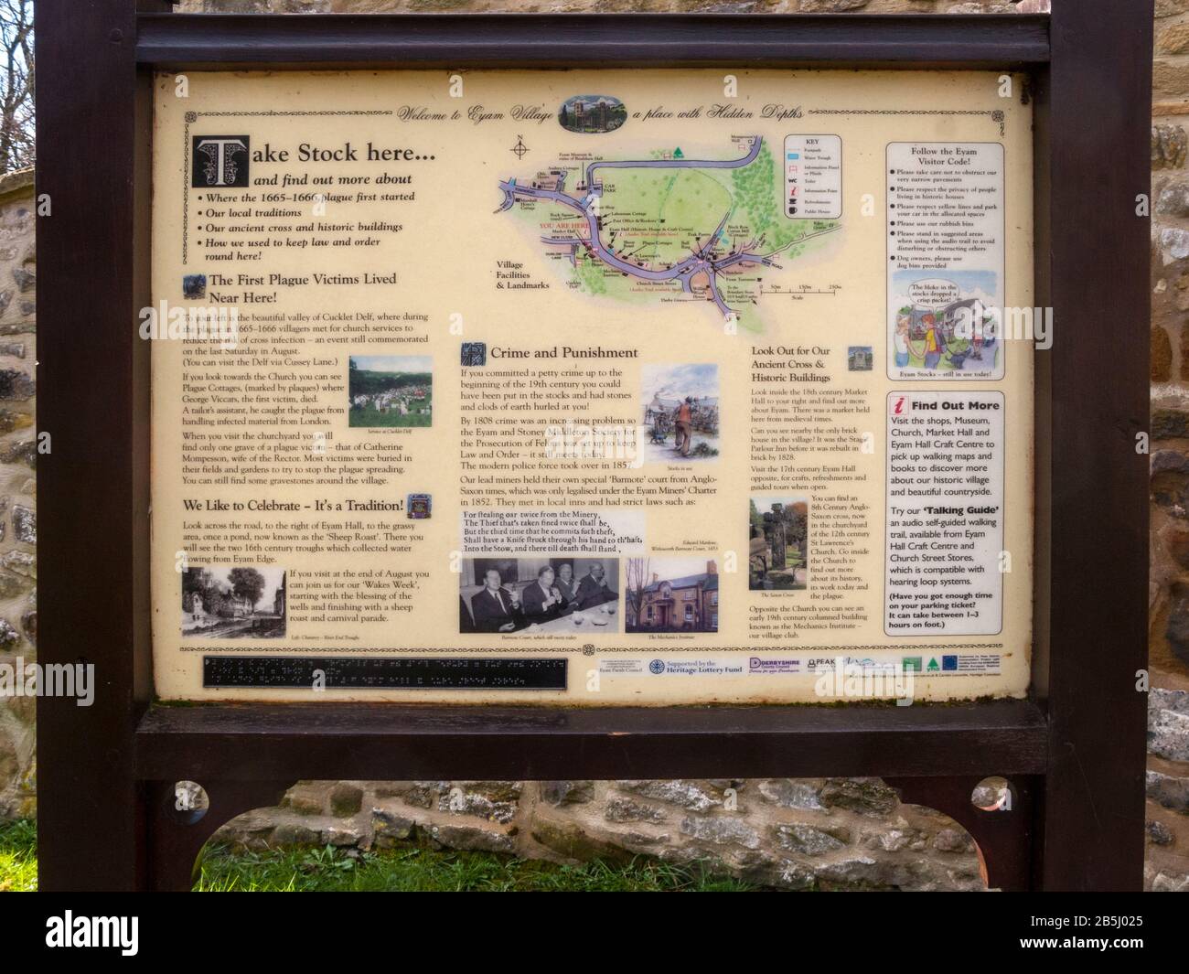 Cartello informativo per i visitatori, Village Green, Eyam, Derbyshire Foto Stock