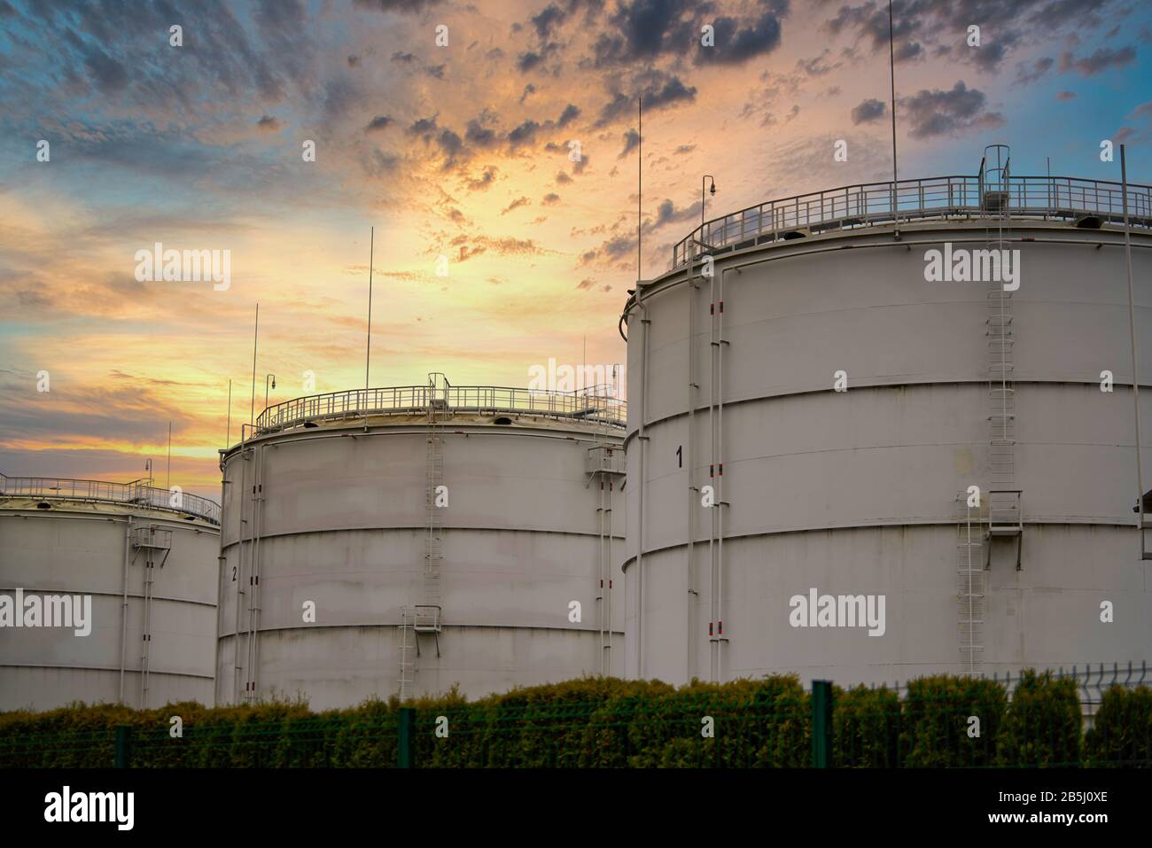 Grandi serbatoi industriali di petrolio in una base di raffineria. Foto Stock