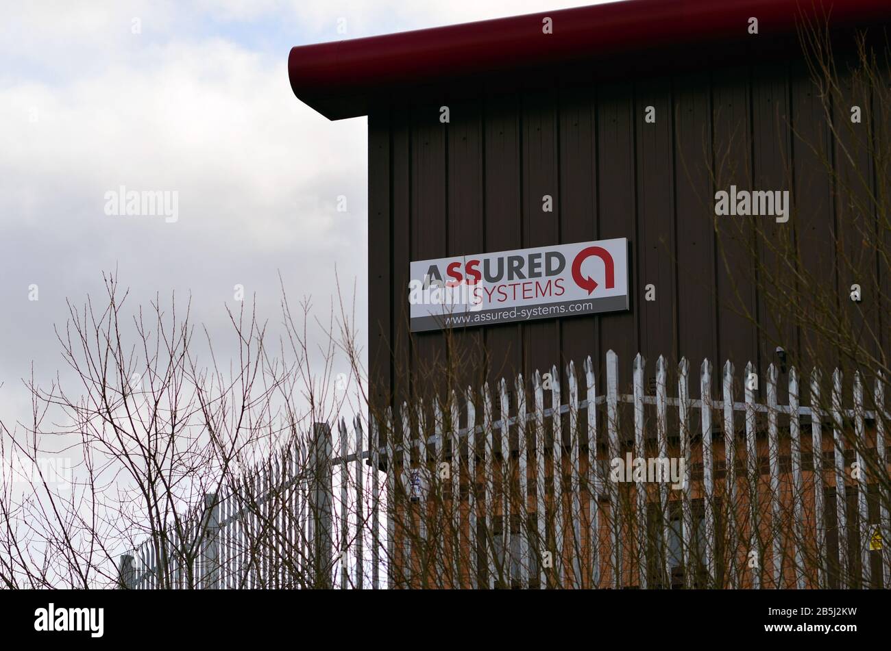 Stone / Regno Unito - 8 marzo 2020: Logo aziendale SURE SYSTEMS in Opal Business Park in Stone, Staffordshire. Foto Stock
