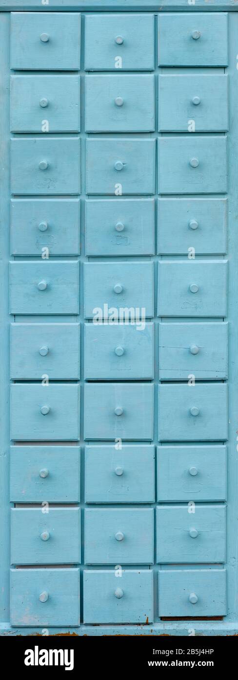 Sfondi e texture: Fronte di vecchio armadio in legno blu con cassetti Foto Stock