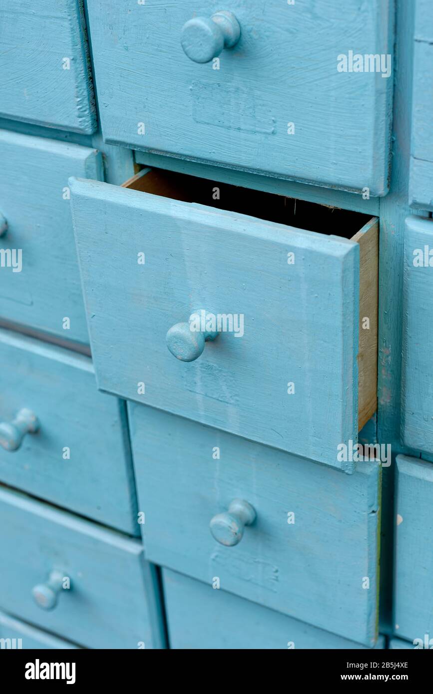 Sfondi e texture: Fronte di vecchio armadio in legno blu con cassetti Foto Stock