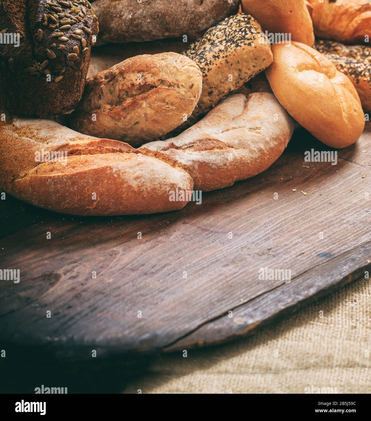 Concetto di panetteria. Assortimento di pane su legno. Tradizionale bakehouse, copia spazio Foto Stock