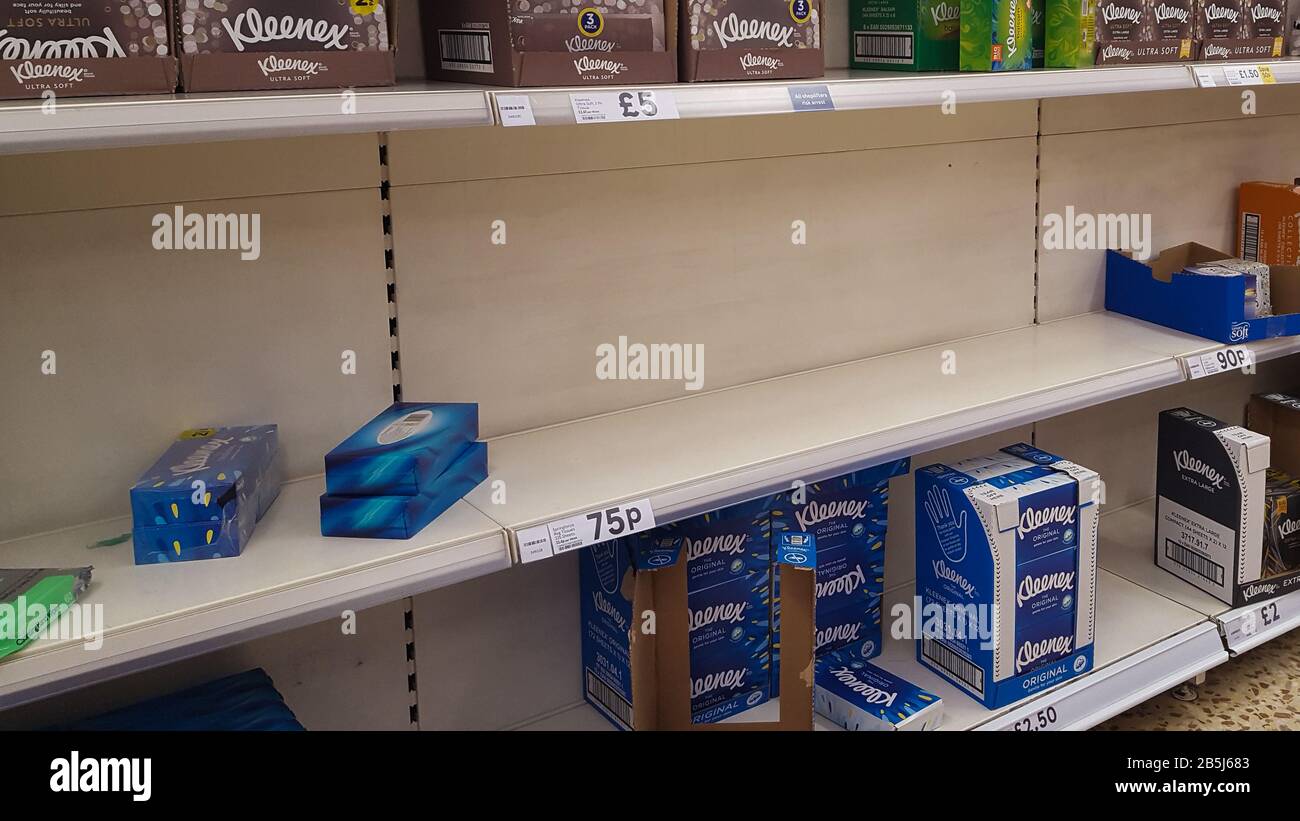 Londra, Regno Unito. 8 Mar 2020 - il negozio Tesco di Londra esaurisce le scatole di carta tissue in un numero aumentato di casi di Coronavirus (COVID-19) nel Regno Unito. I principali supermercati hanno iniziato a dosare determinati prodotti dopo che gli acquirenti hanno iniziato a fare scorte. 273 casi nel Regno Unito hanno provato il positivo del virus. Credito: Dinendra Haria/Alamy Live News Foto Stock