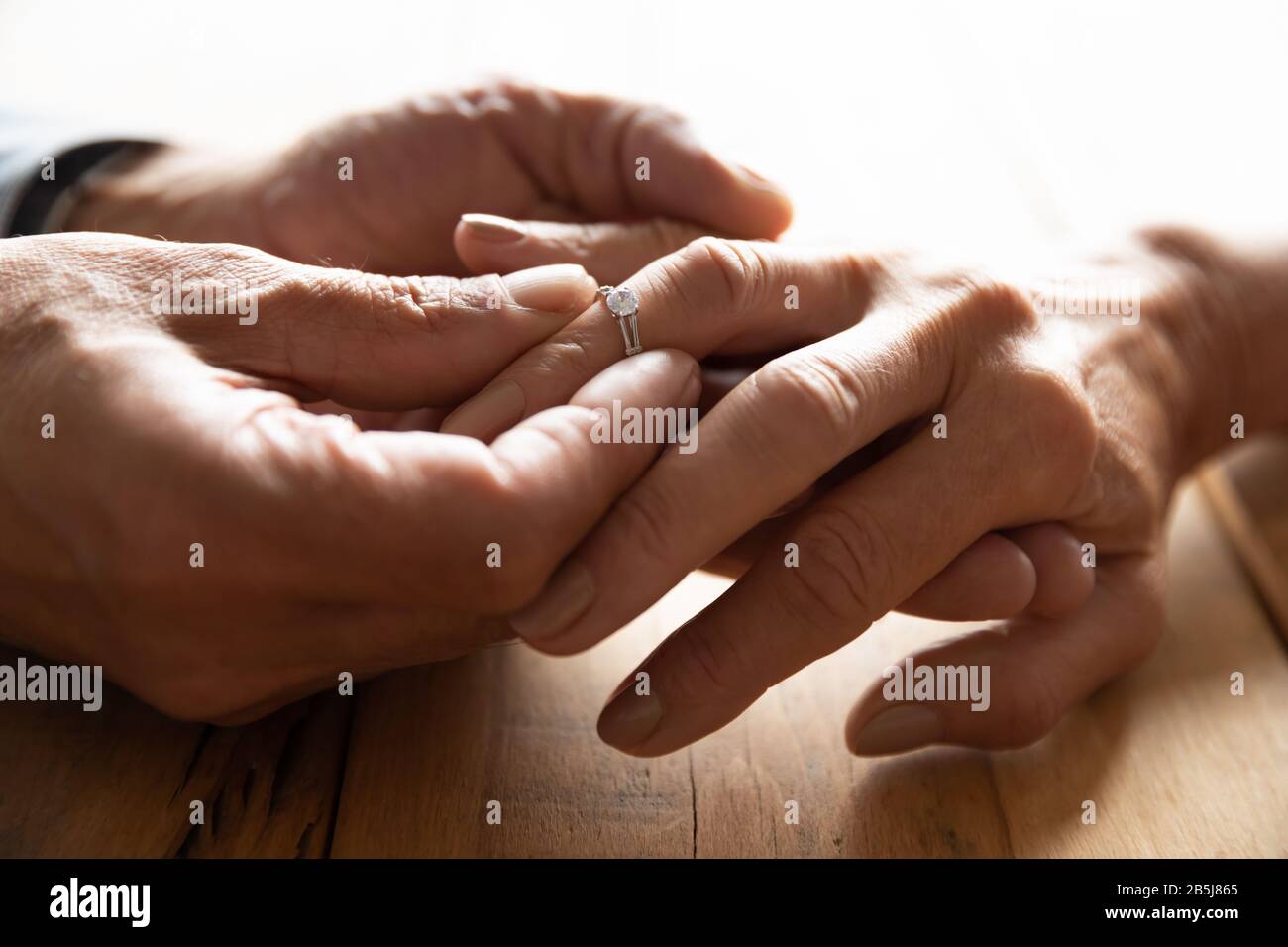 Gli anelli di nozze di scambio della coppia anziani ottengono agganciati Foto Stock