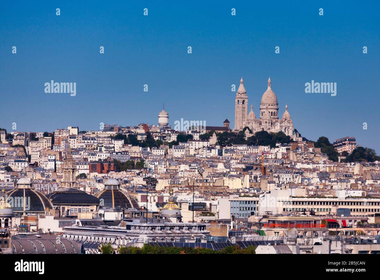 Vista del Sacré-Cœur vicino a Saint-Pierre de Montmartre sulla cima della butte Montmartre. Foto Stock