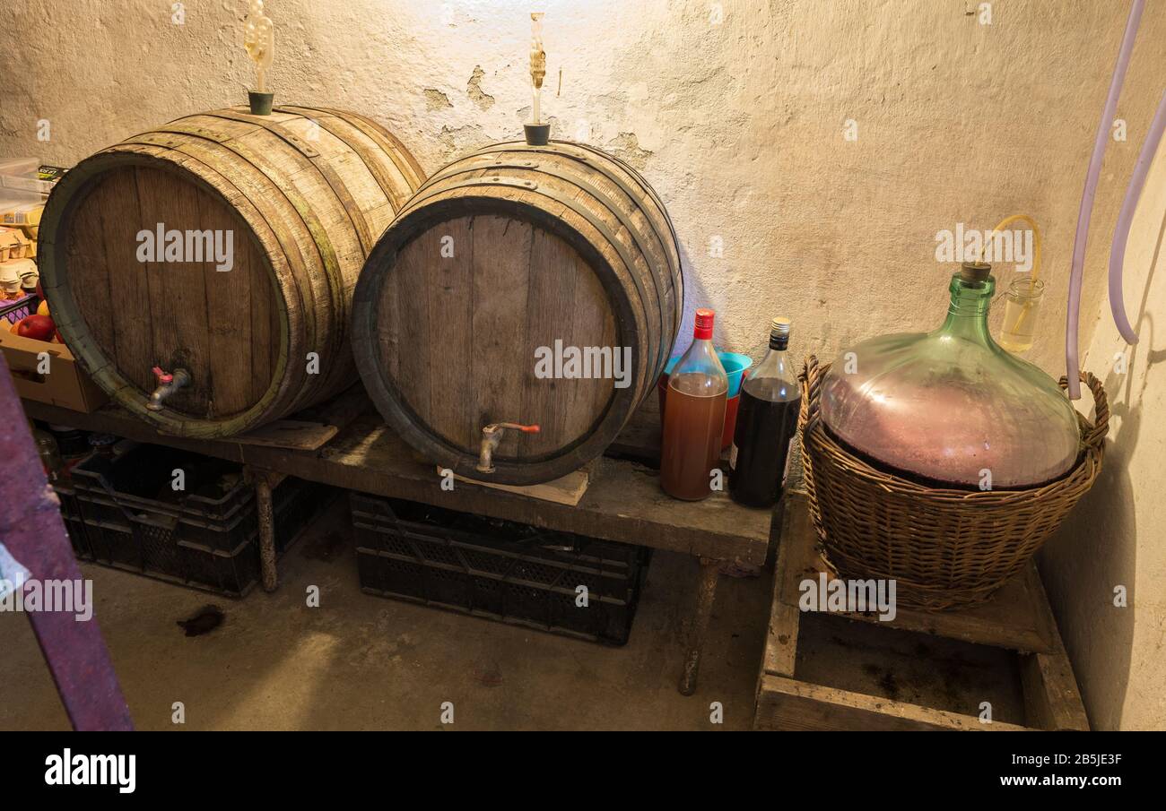 Botti e attrezzature per la produzione di vino fatto in casa in un  seminterrato Foto stock - Alamy