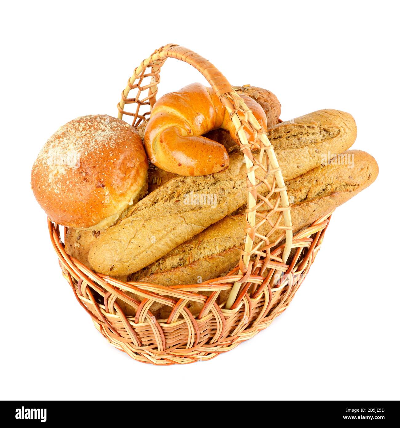 Baguette fresche, panino, croissant in grande cestino isolato su sfondo bianco Foto Stock