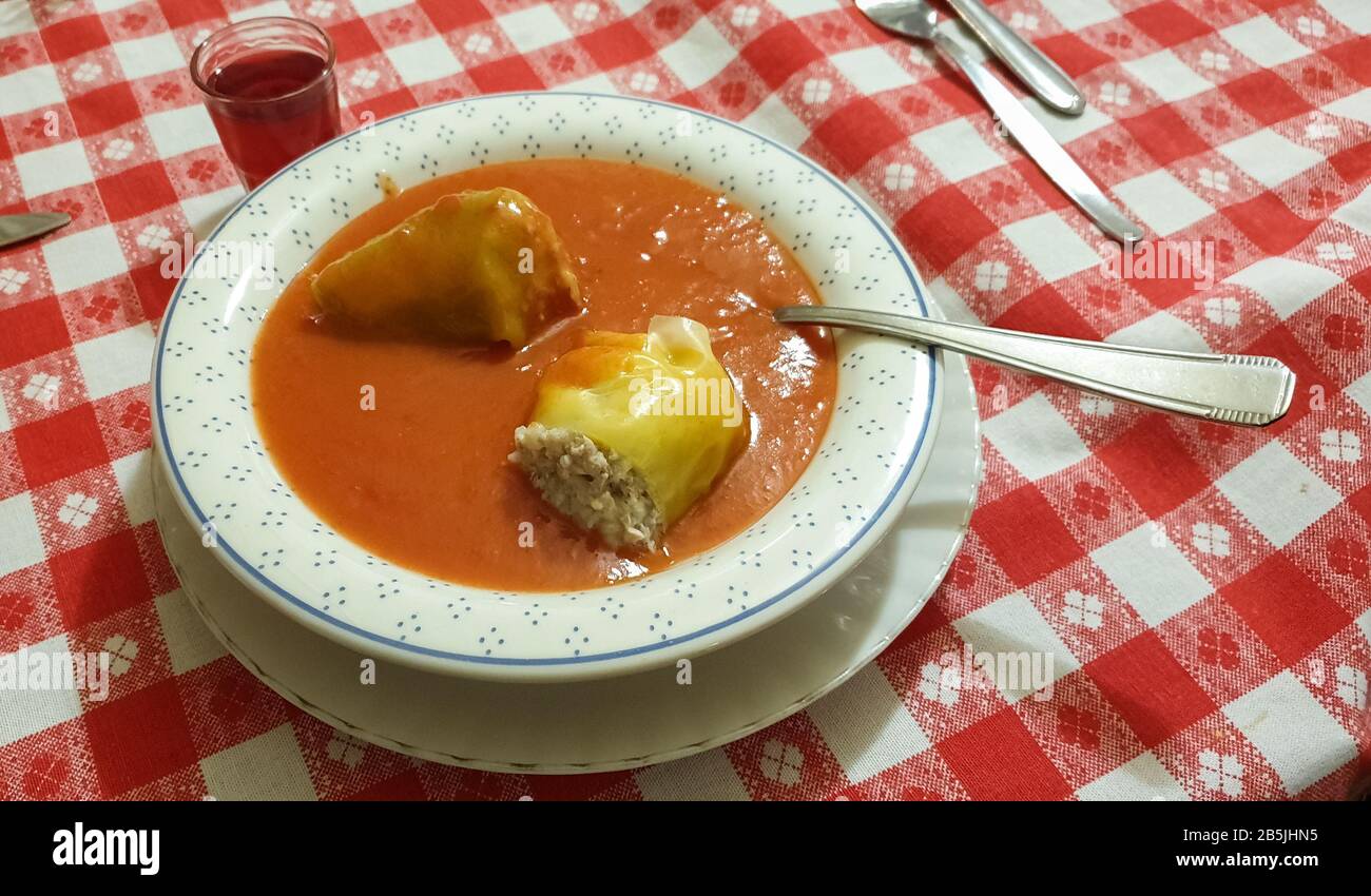 Piatto profondo riempito con peperoni ripieni ungheresi ('töltött paprika') in salsa di pomodoro. Tradizionale ricette ungherese. Foto Stock