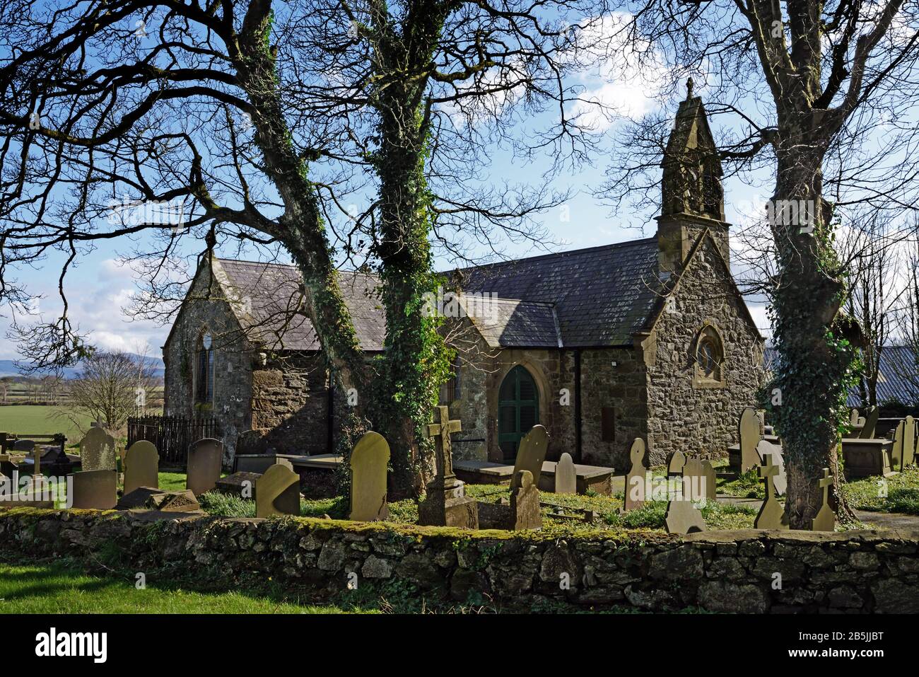 La chiesa di St Sadwrn, Llansawrn, Anglesey, fu costruita nel 1881 ed è ora un edificio classificato di grado II*. Foto Stock