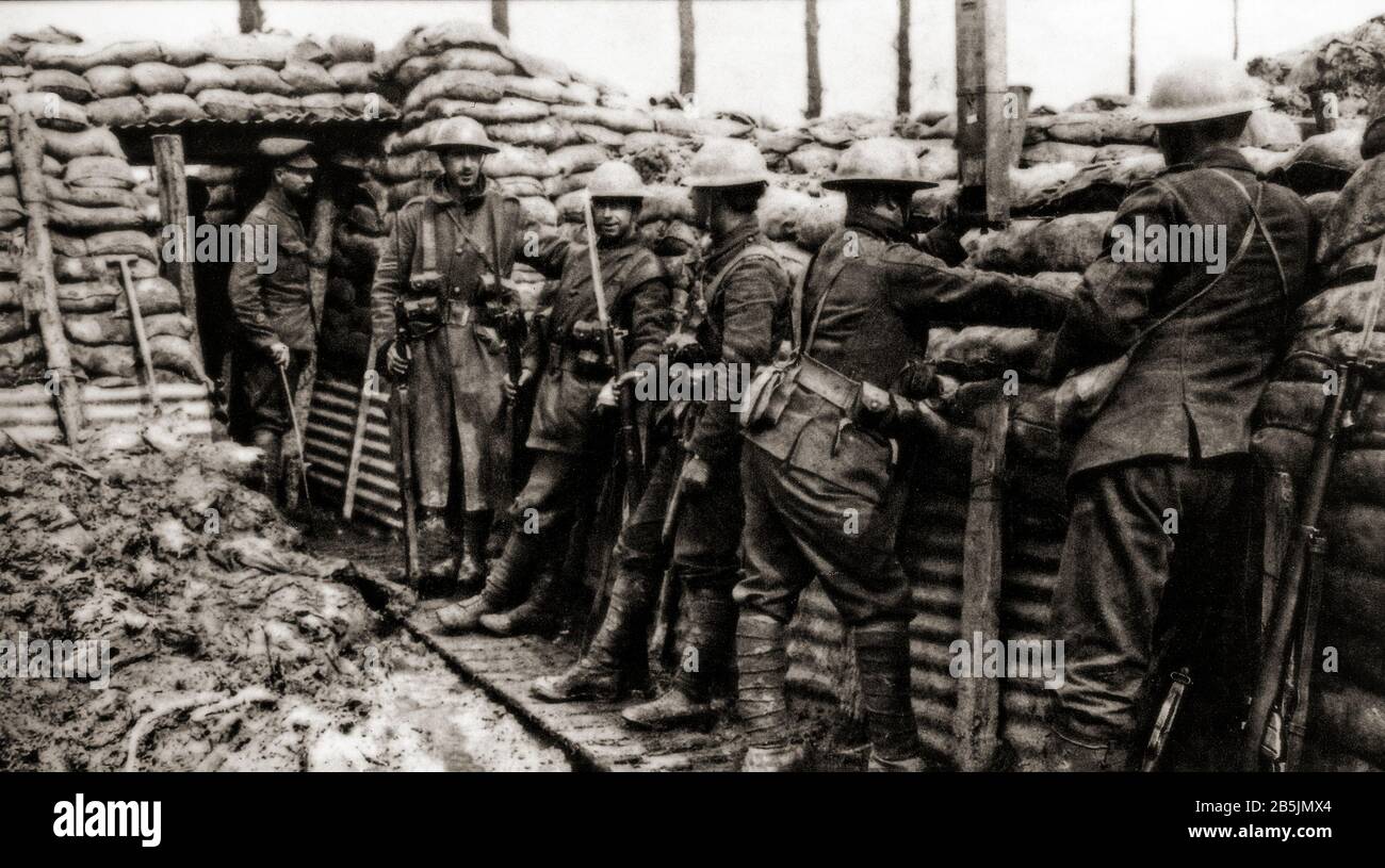 Soldati della 1st divisione canadese vicino nel dipartimento Nord nella regione Hauts-de-France nel nord della Francia nel 1916. Sono in una trincea del tipo del pettorale costituita da una parete di sacchi di sabbia, legno e ferro corrugato costruito sopra terra. Foto Stock