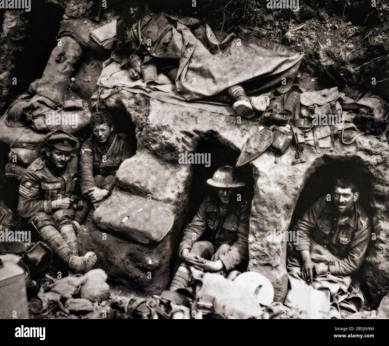 Soldati del Reggimento Di Confine facendo una pausa in nicchie (o funk buchi) costruito nelle trincee vicino Thiepval Wood durante la battaglia della Somme nel mese di agosto 1916. Foto Stock