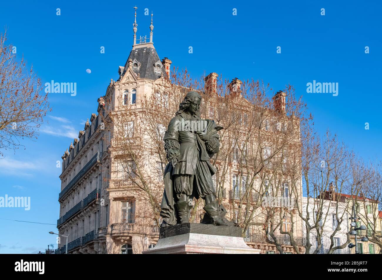 Béziers, Francia, statua di Paul Riquet nel centro storico, facciate tipiche sullo sfondo Foto Stock