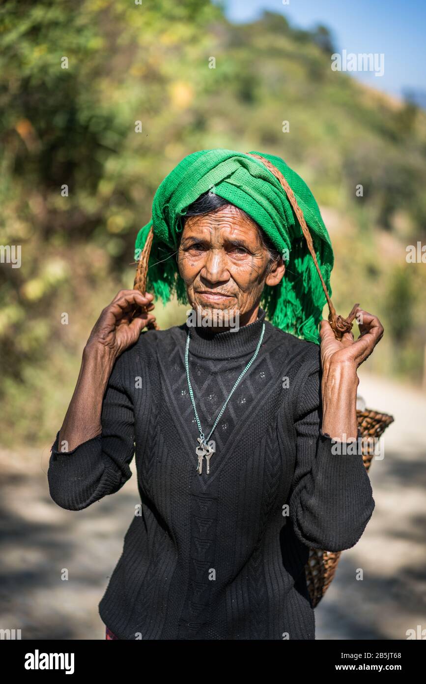 Donna locale con volto tatuato dal villaggio Mindat, stato Chin, Myanmar, Asia. Foto Stock